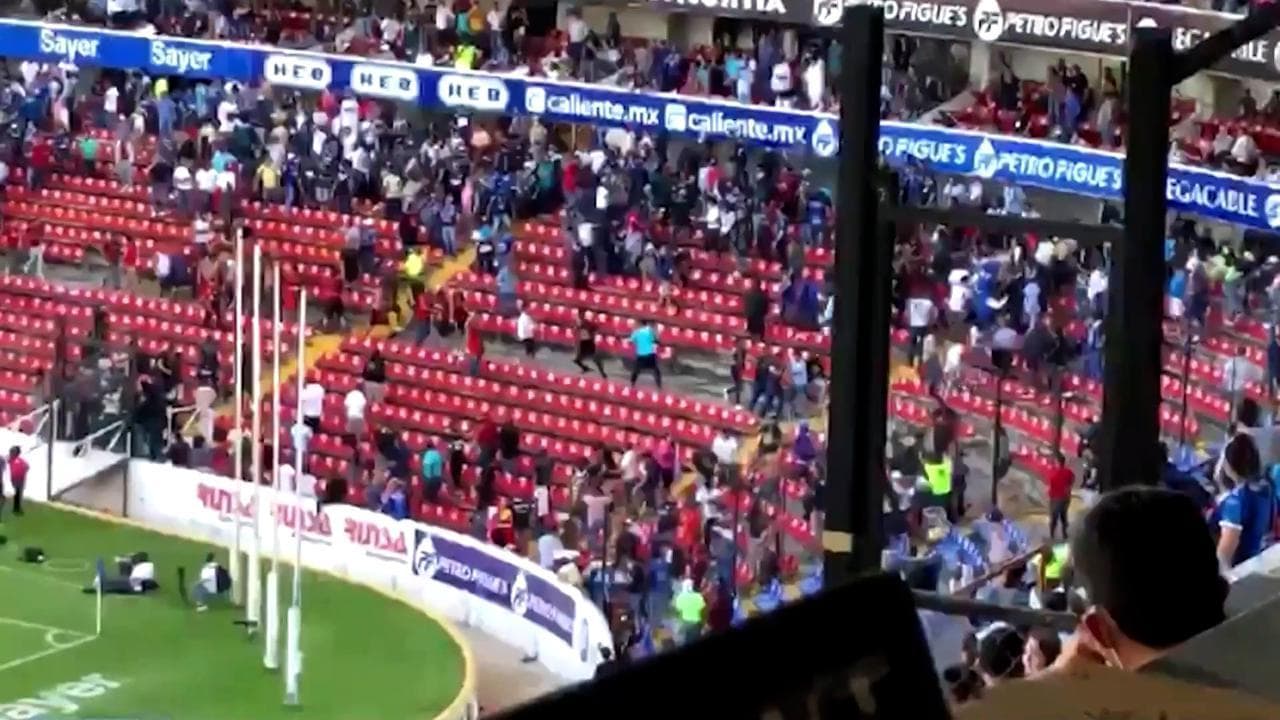 Follia in Messico, maxi rissa in campo e sugli spalti durante la partita di campionato: 22 feriti