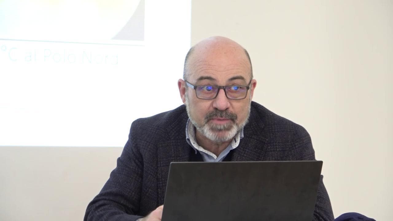 Ambiente, Cingolani a confronto con Extinction Rebellion: "Non abbandoneremo la decarbonizzazione"
