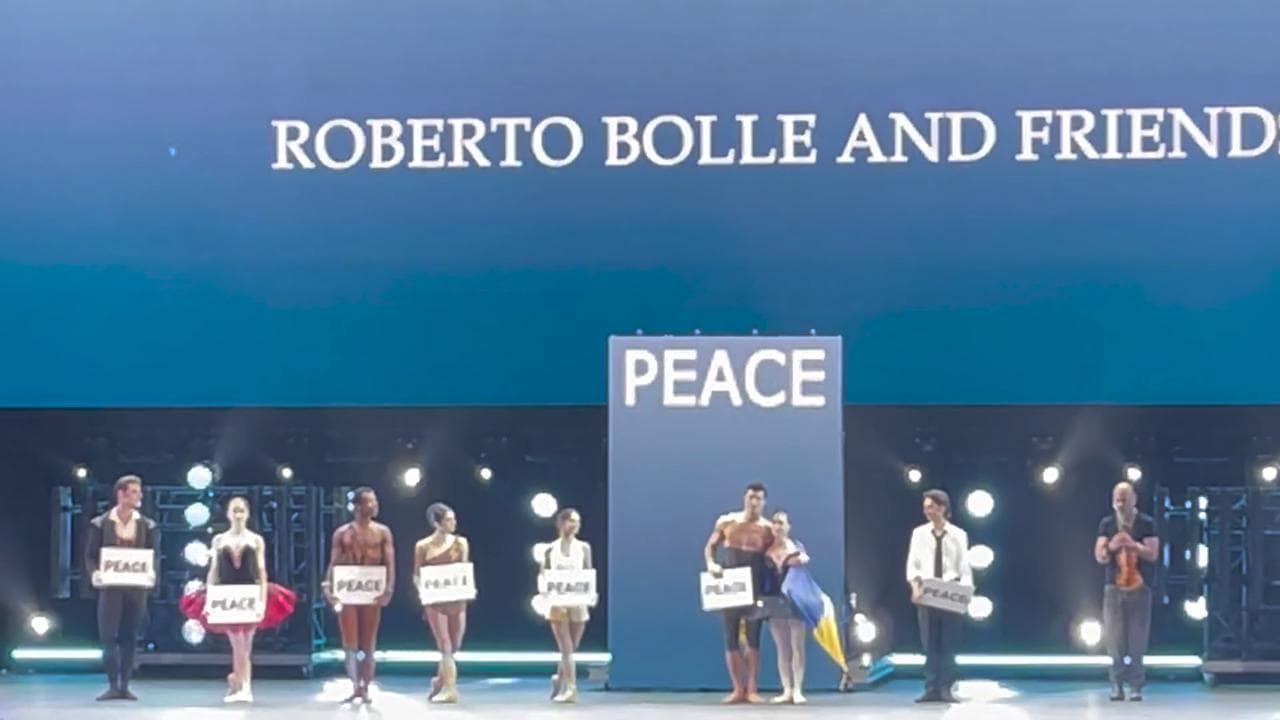 Bolle abbraccia ballerina ucraina: il gesto contro la guerra a Expo Dubai