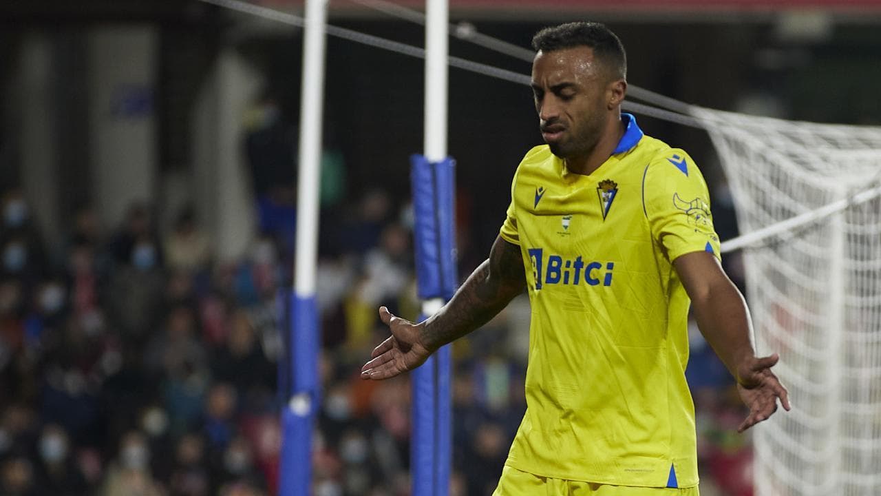Razzismo in Spagna: il tifoso gli fa il verso della scimmia, il calciatore si ferma e lo rimprovera
