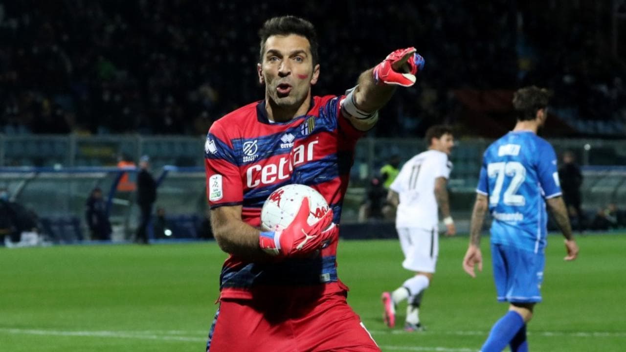 Eterno Buffon: giocherà col Parma fino a 46 anni. E non è l'unico vecchietto in campo