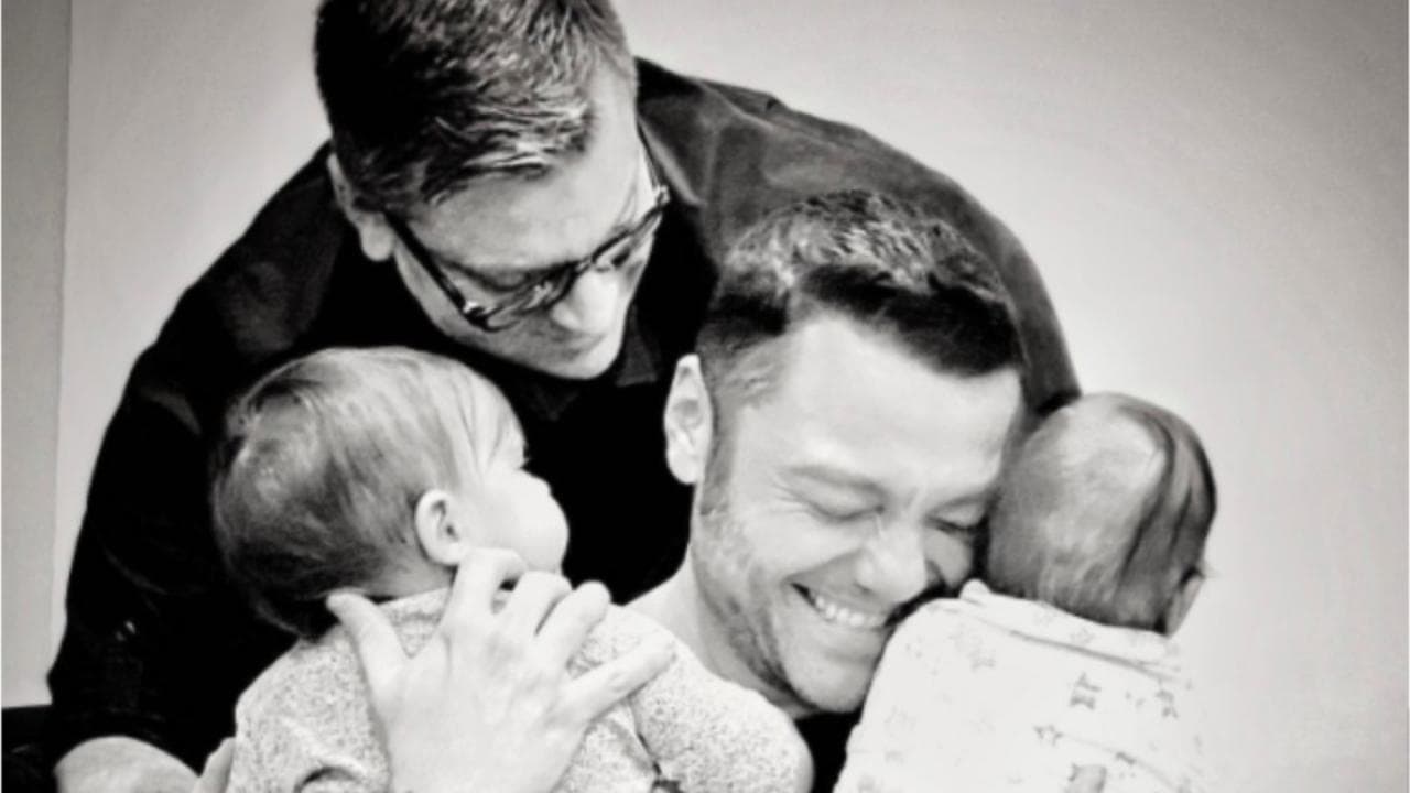 Tiziano Ferro e il marito sono papà: le coppie Lgbtq+ che hanno scelto la genitorialità