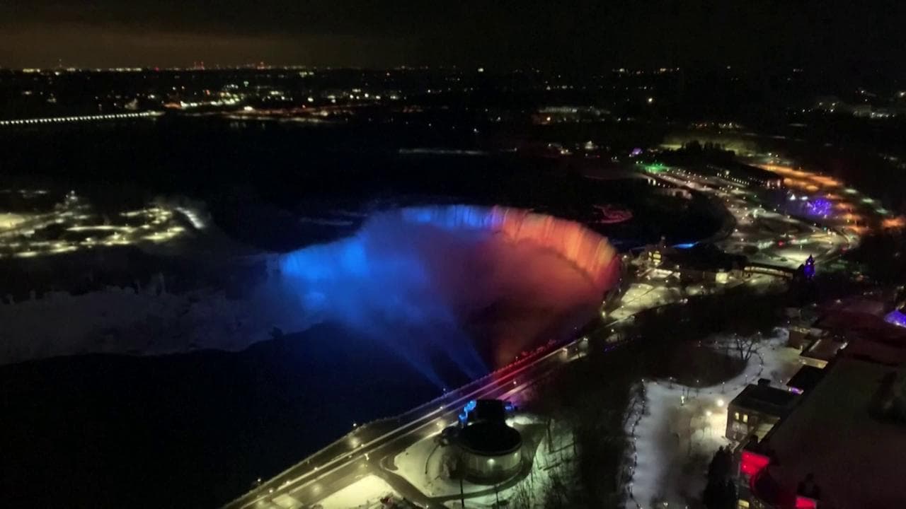 Cascate del Niagara gialle e blu: un imponente gioco di luci a sostegno dell'Ucraina