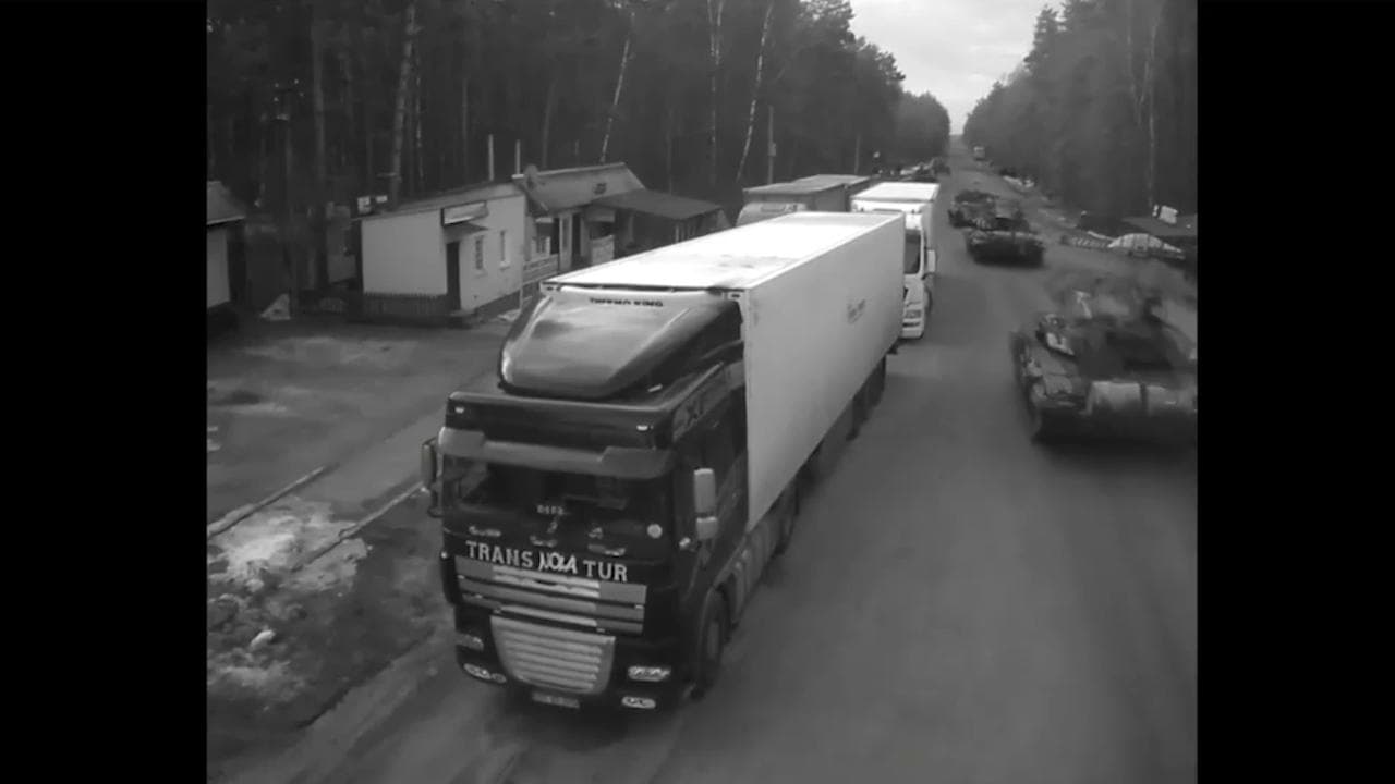 Guerra in Ucraina, blindati russi invadono il Paese: le immagini delle telecamere al confine bielorusso