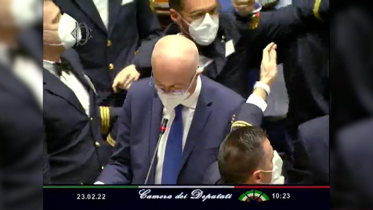 Obbligo vaccinale, il governo pone la fiducia: bagarre in aula e lancio di fogli contro D'Incà
