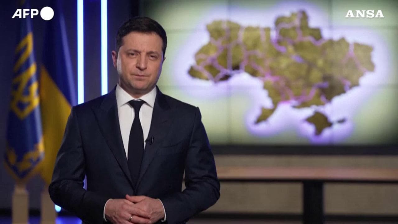 Ucraina, Zelensky: "Riconoscendo i ribelli, Mosca viola la nostra sovranità"