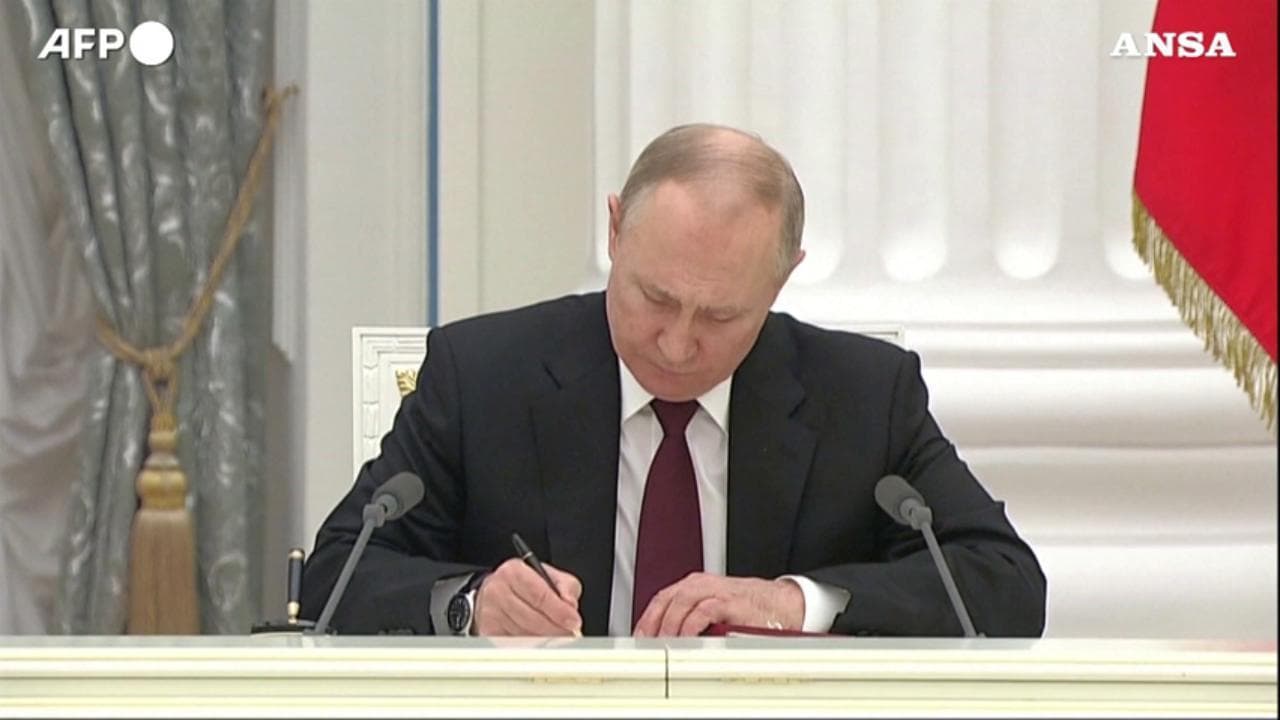 Ucraina, il momento in cui Putin firma in diretta tv il riconoscimento del Donbass