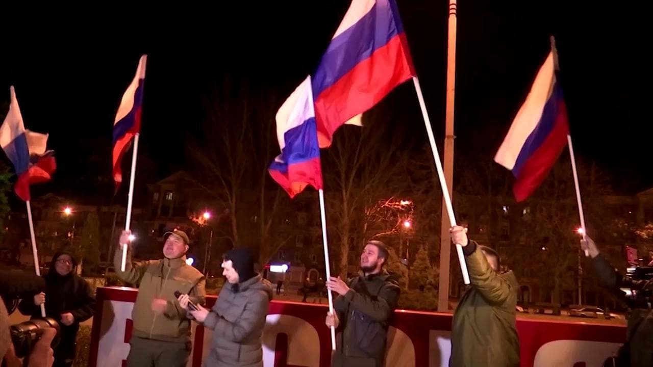 Festa nelle strade di Donetsk mentre parla Putin