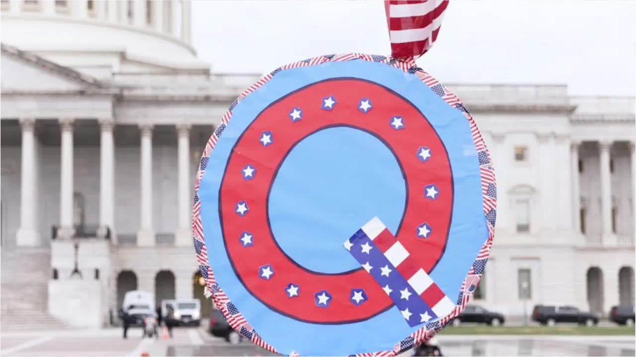 Qanon, scoperti gli ideatori della teoria della cospirazione globale: ecco come è nata