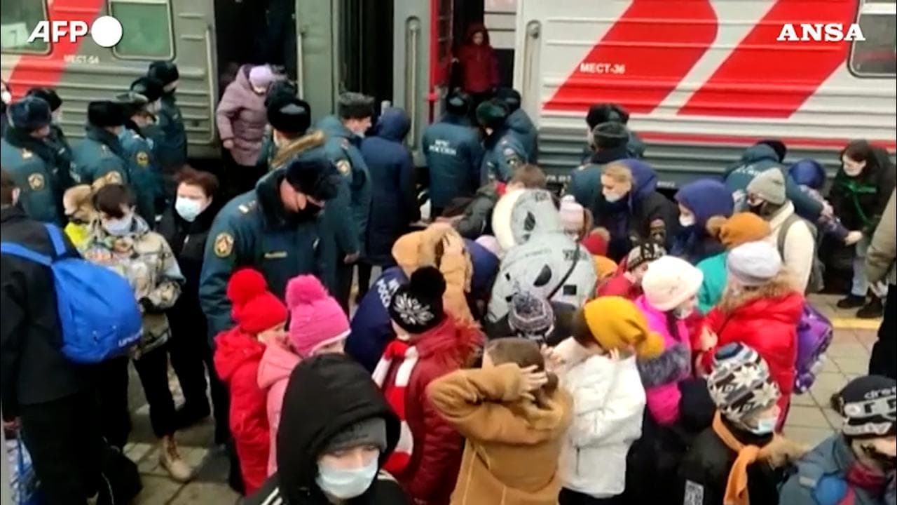 Crisi Ucraina-Russia, il grande esodo di profughi dal Donbass: i treni sono stracolmi