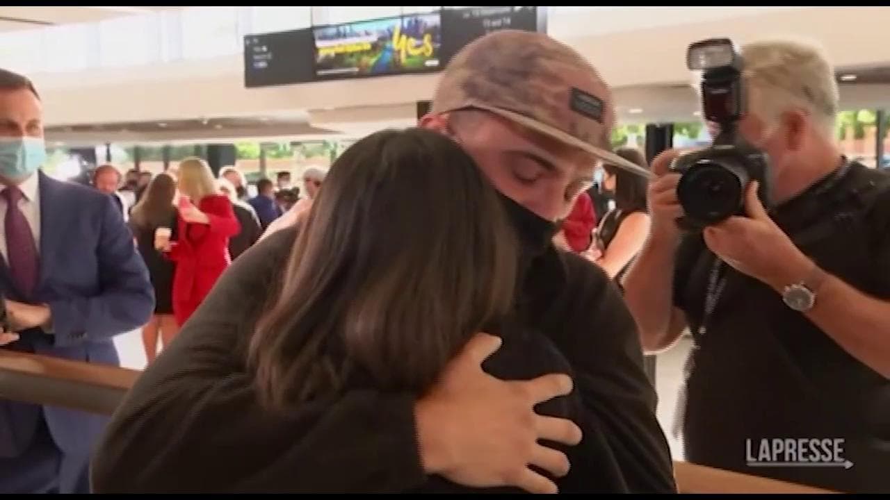 Covid, l'Australia riapre le frontiere ai viaggiatori: l'abbraccio dopo 2 anni tra parenti e amici