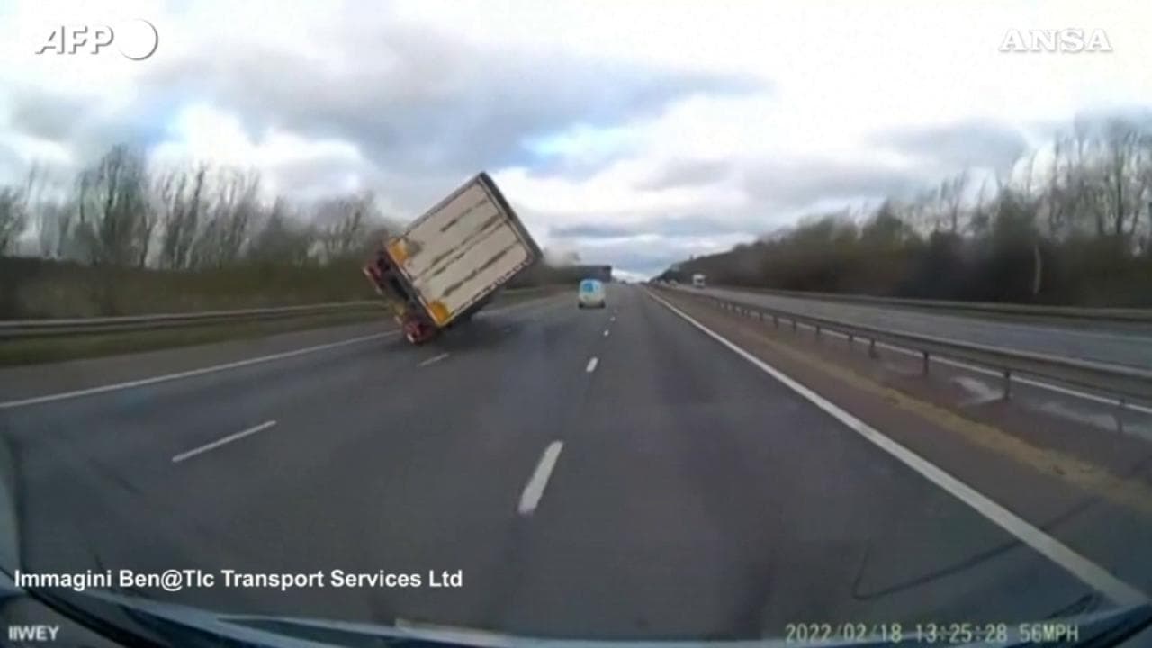 Tempesta Eunice in Gb, la raffica di vento è troppo forte: il camion si rovescia in autostrada