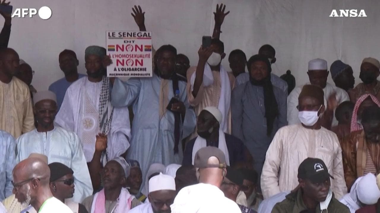 Senegal, a migliaia scendono in piazza per chiedere condanne più severe per i gay