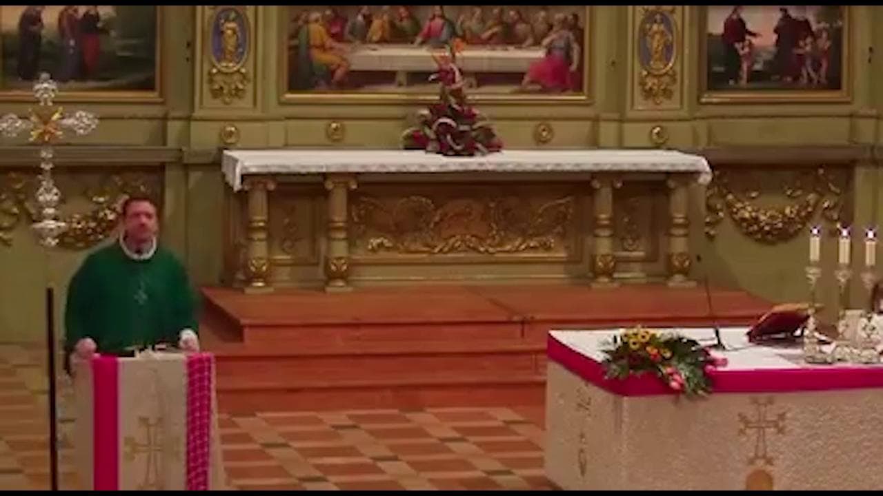 Sanremo, il prete canta "Brividi" e "Apri tutte le porte" durante la messa