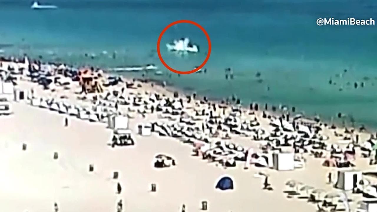 Miami, un elicottero precipita in acqua a pochi metri dalla spiaggia affollata di bagnanti