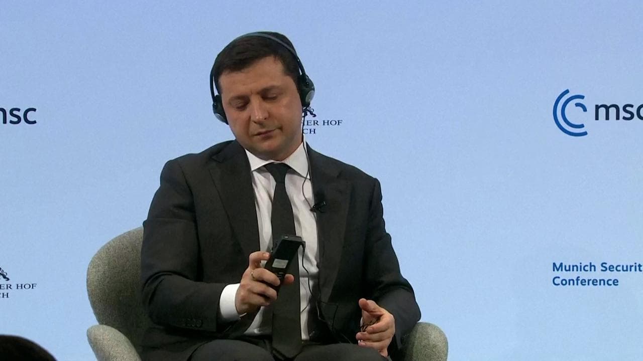 Non funziona la radio-cuffia, il presidente ucraino Zelensky scherza: "I russi l'hanno hackerata"