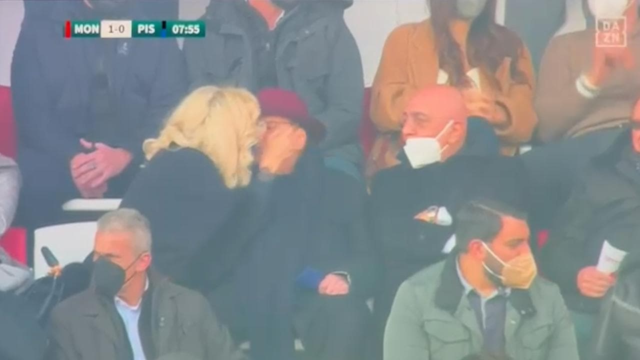 Il bacio di Silvio Berlusconi alla compagna Marta Fascina allo stadio, durante Monza-Pisa