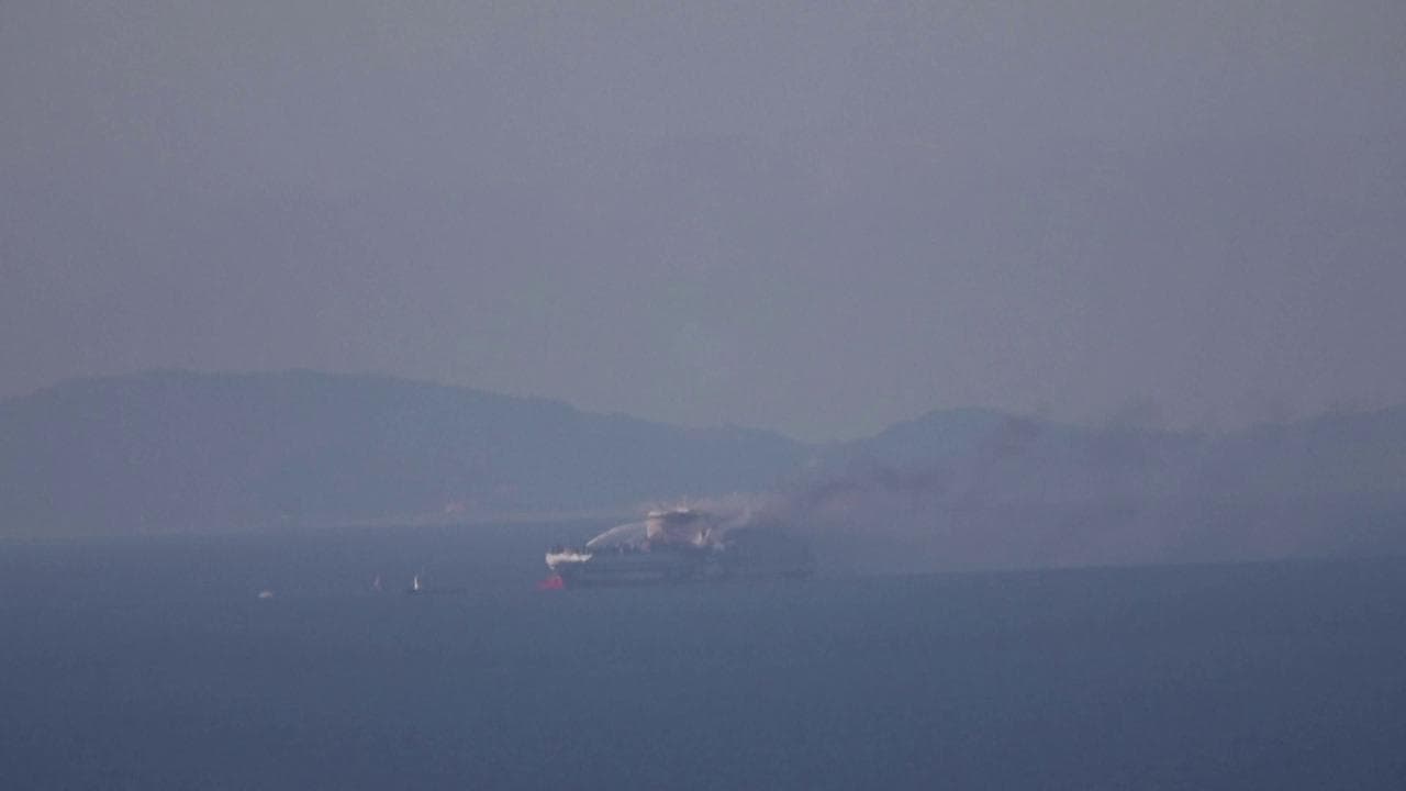 Traghetto in fiamme, i racconti dei passeggeri: "Era l'inferno, ma l'equipaggio è stato esemplare"