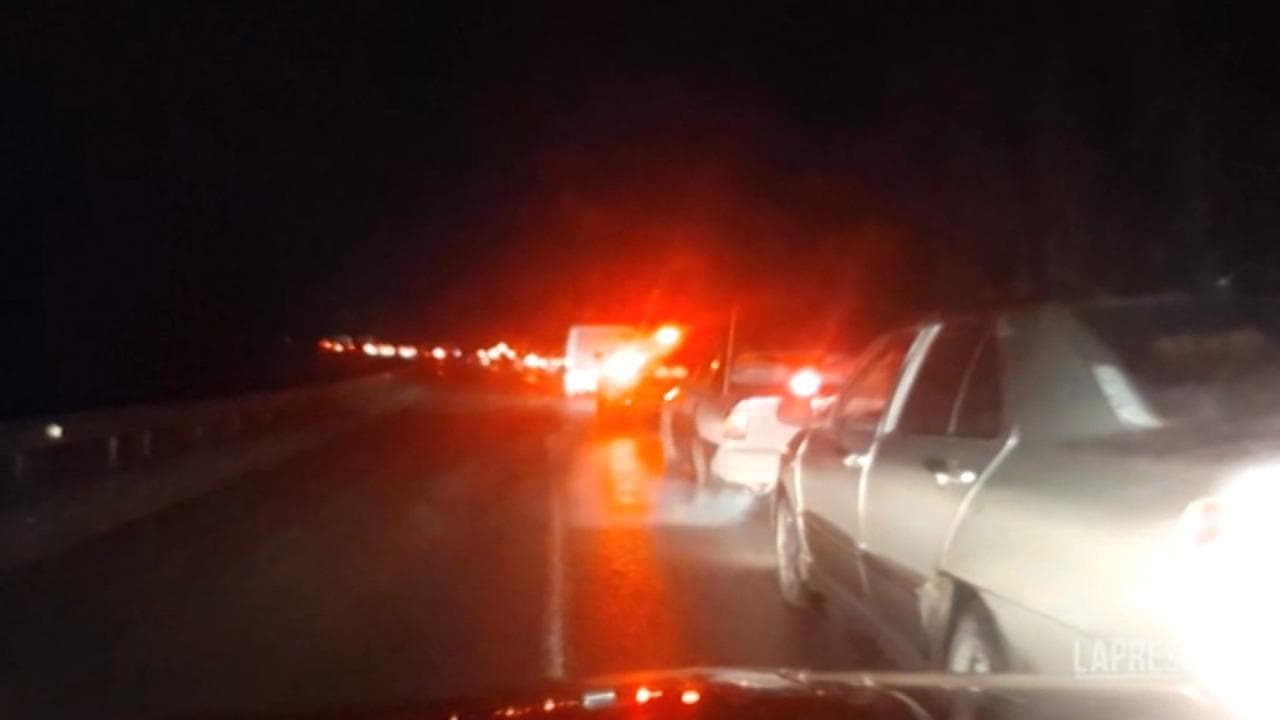 Ucraina, code chilometriche sulle strade: così gli abitanti fuggono dal Donbass