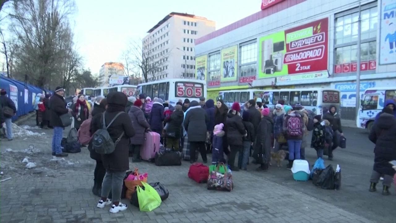 Ucraina, fuga da Donetsk: gli abitanti fanno scorta di cibo e salgono sui pullman