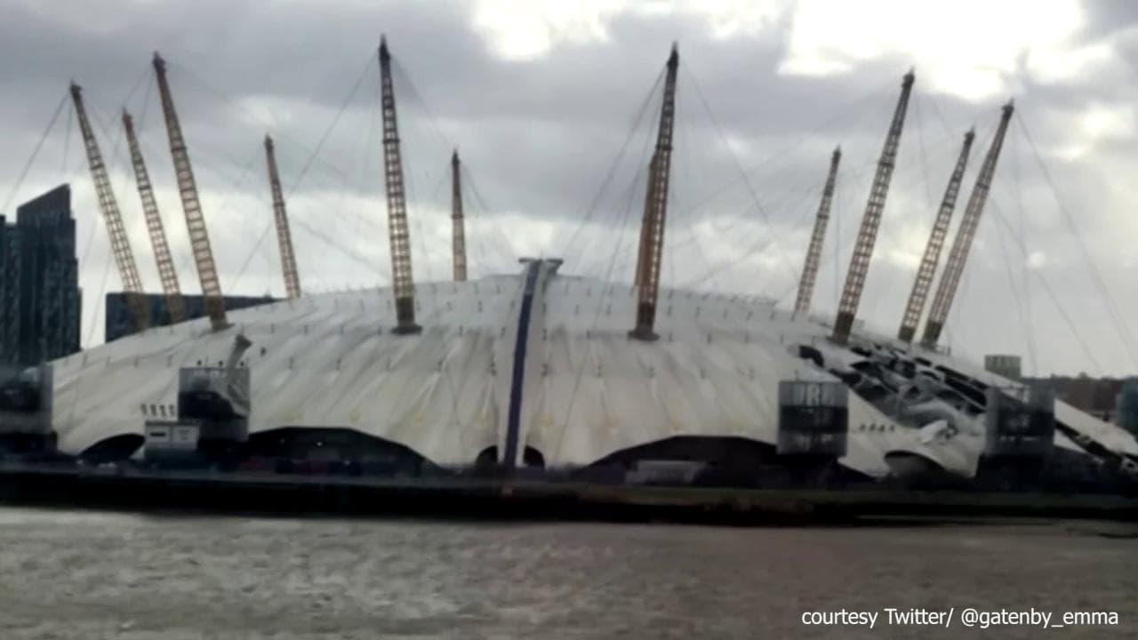 Tempesta Eunice, divelto il tetto dell'Arena O2 di Londra