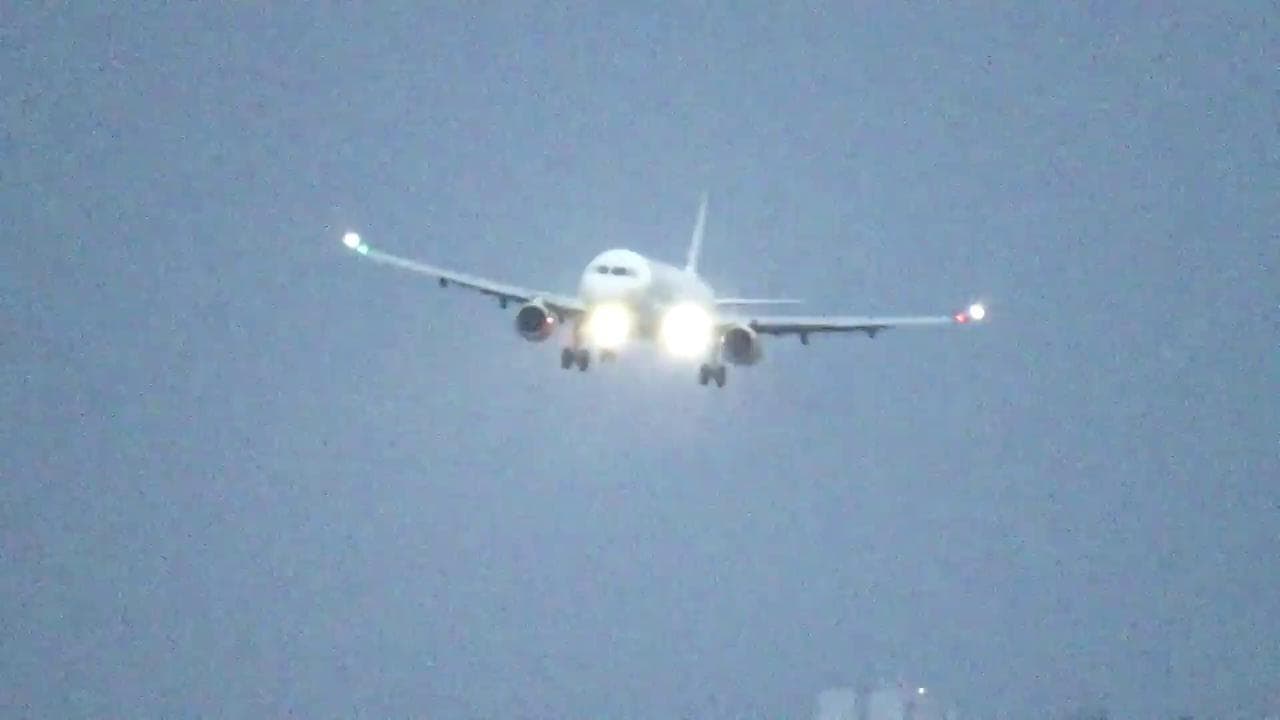 Birmingham, la tempesta Eunice fa oscillare spaventosamente gli aerei: l'atterraggio è magistrale