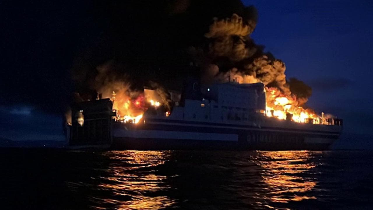 Incendio a bordo di un traghetto tra Brindisi e la Grecia: le immagini dei soccorsi