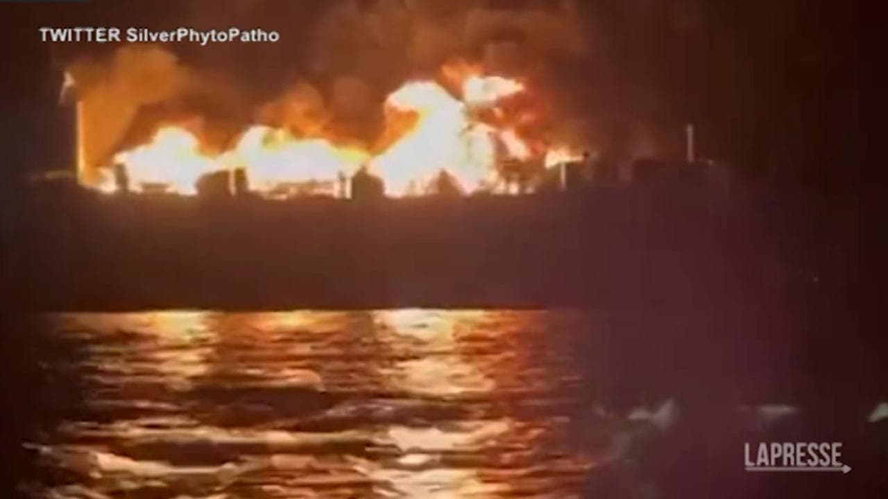 Incendio su un traghetto tra Grecia e Italia, le immagini della nave in fiamme