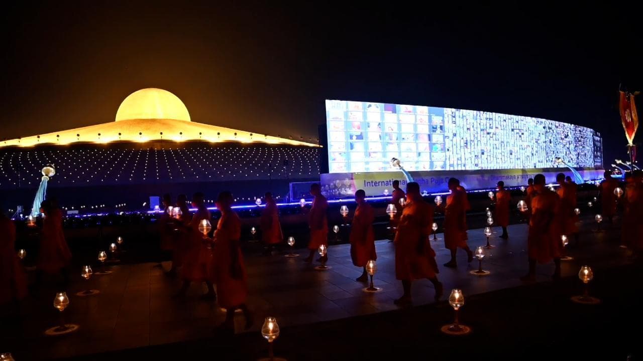 Un milione di lanterne per pregare contro il Covid: in Thailandia la più grande sessione di "meditazione virtuale"