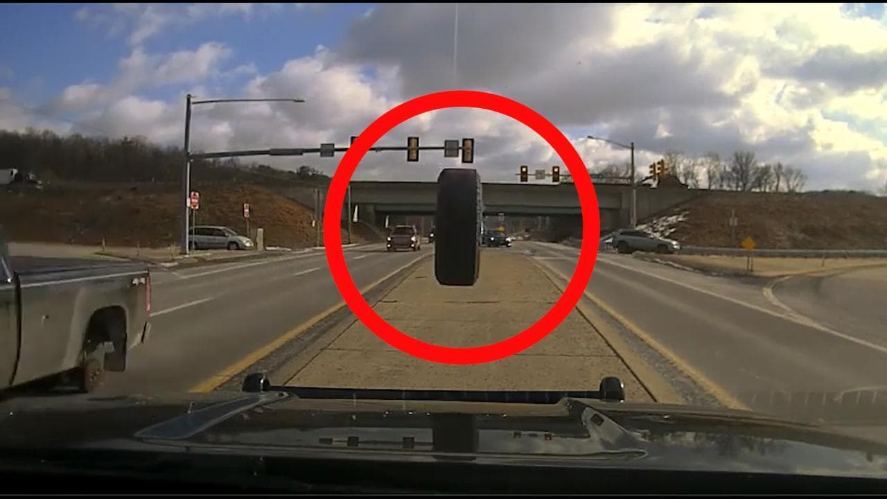 Uno pneumatico spunta dal nulla sulla strada: l'impatto, senza feriti, con l'auto della polizia