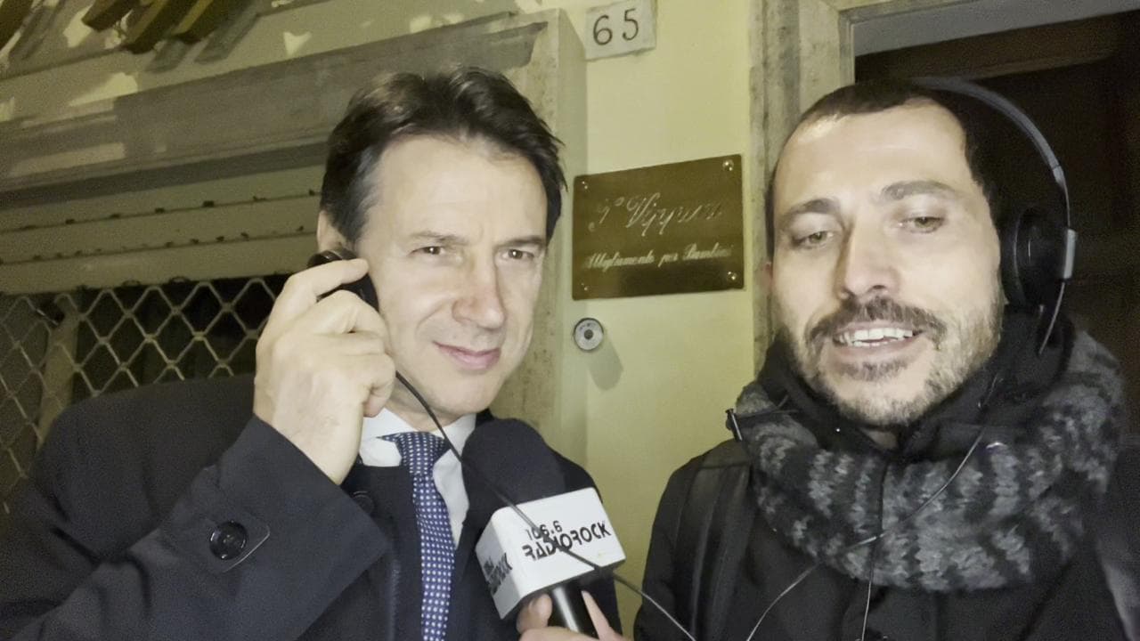 Giuseppe Conte canta "Generale" di Francesco De Gregori: "Sono senza gradi militari nel M5S"