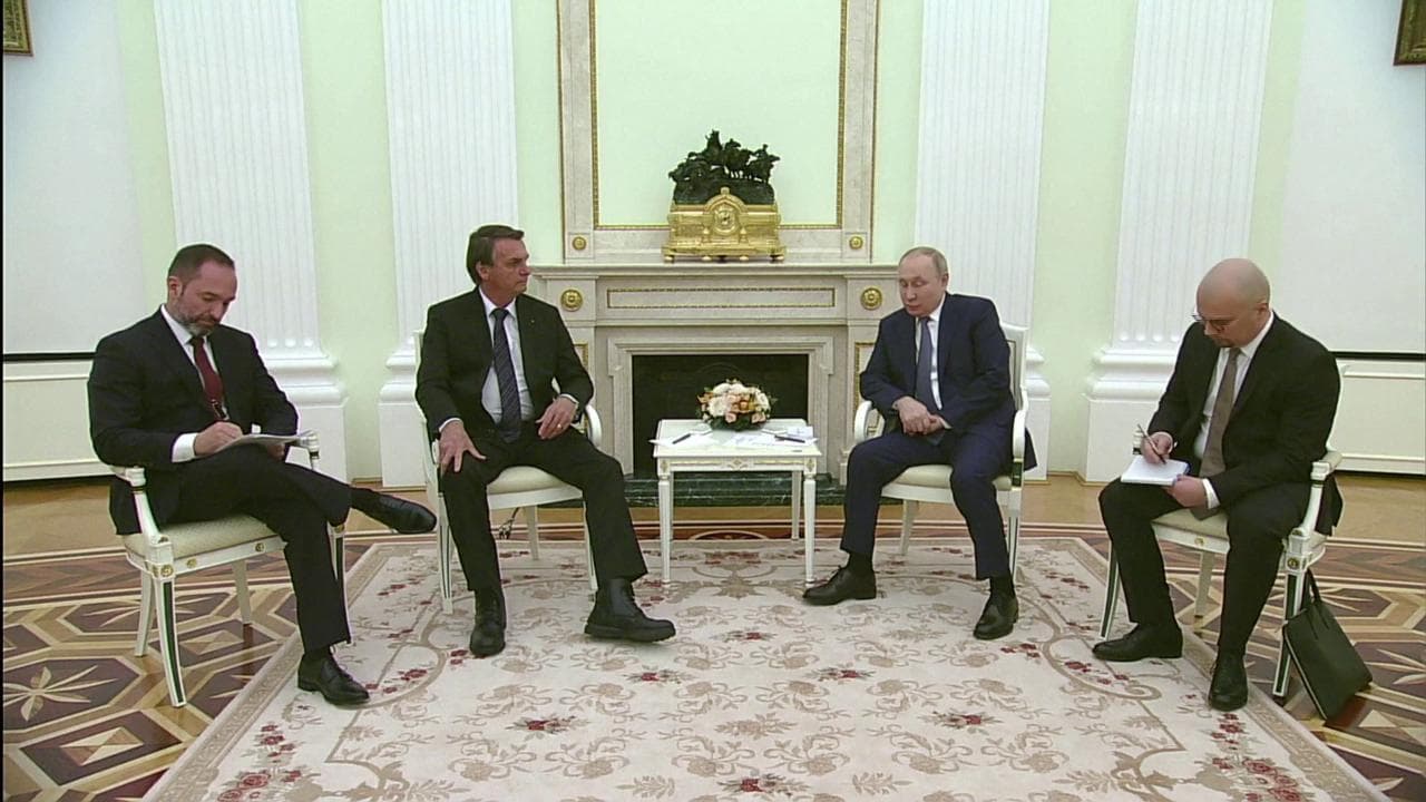 Putin riceve Bolsonaro: niente tavolo lungo per il presidente del Brasile