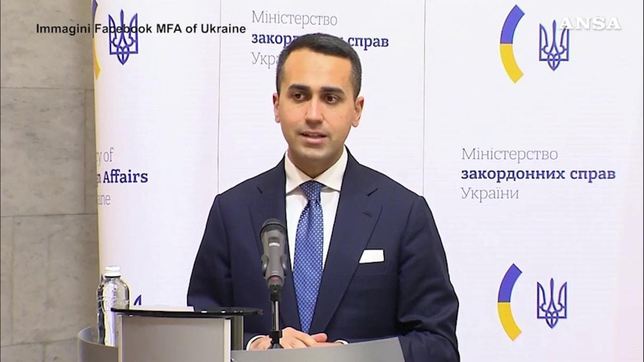 Ucraina, Di Maio: "Diplomazia unica via per la pace. La nostra ambasciata resta aperta"
