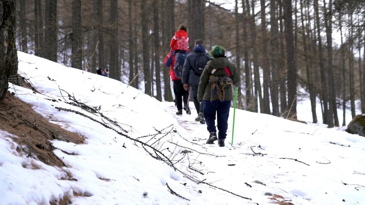 La rotta alpina dei migranti, il passaggio di una famiglia tra Italia e Francia con i bambini nella neve