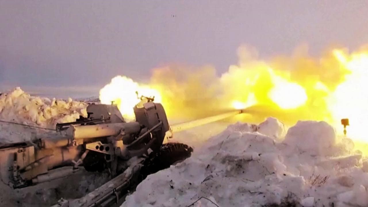 Crisi Ucraina, l'esercitazione dei militari russi: i carri armati sparano contro finti bersagli