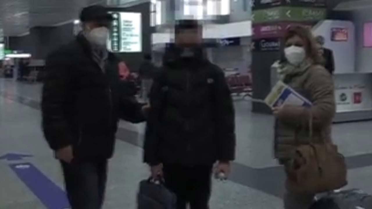 Milano, l'abbraccio in aeroporto tra i nonni e il nipotino in fuga dall'Ucraina: "Studierà qui, è più sicuro"