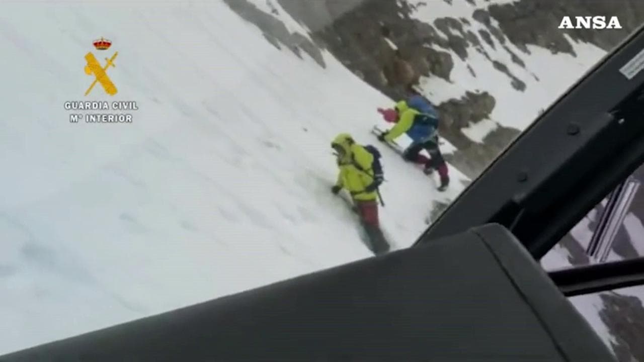 Spagna, alpinisti bloccati a duemila metri d'altezza: salvati dalla Guardia Civil