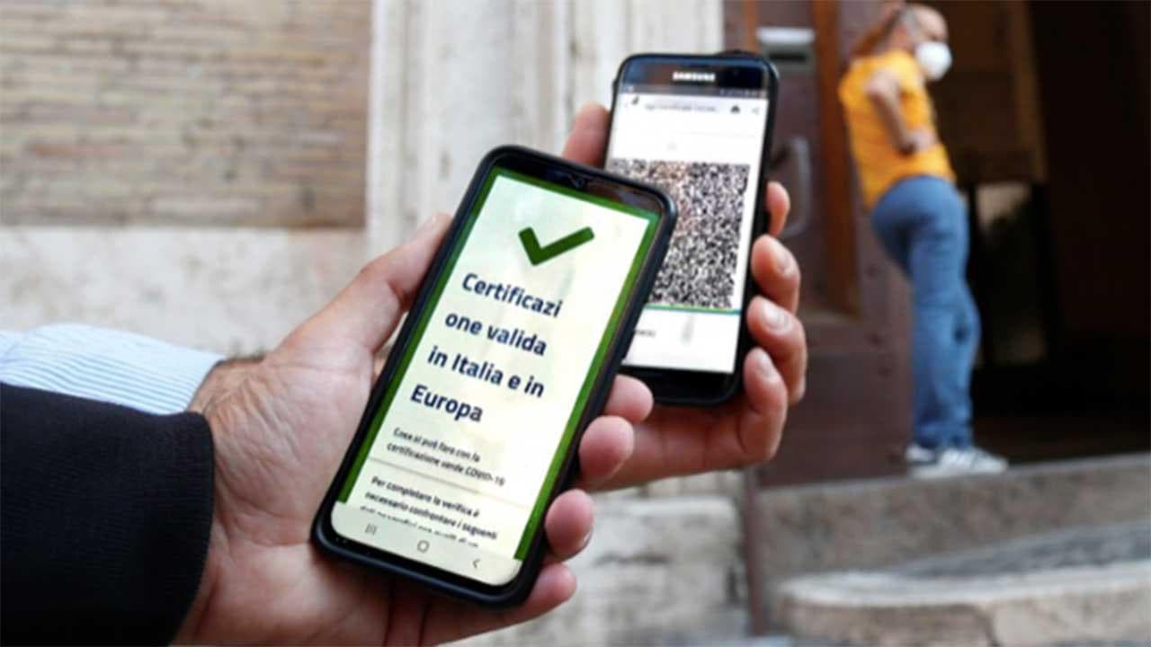 Super Green Pass, scatta l'obbligo per i lavoratori over 50: ecco le sanzioni per chi trasgredisce