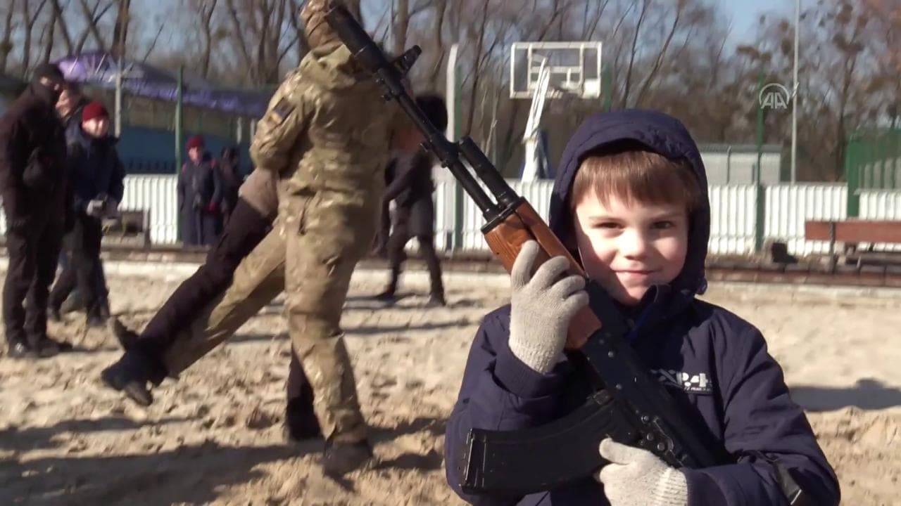 Kiev, così i civili ucraini si addestrano con i militari: anche bambini e anziani imbracciano le armi