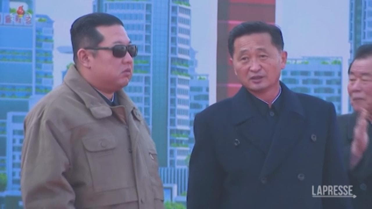 Corea del Nord, Kim Jong Un acclamato come una star