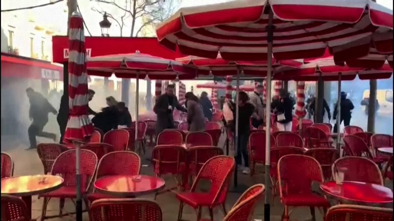 Scontri No Vax a Parigi: la fuga dai tavolini dei caffè invasi dai lacrimogeni