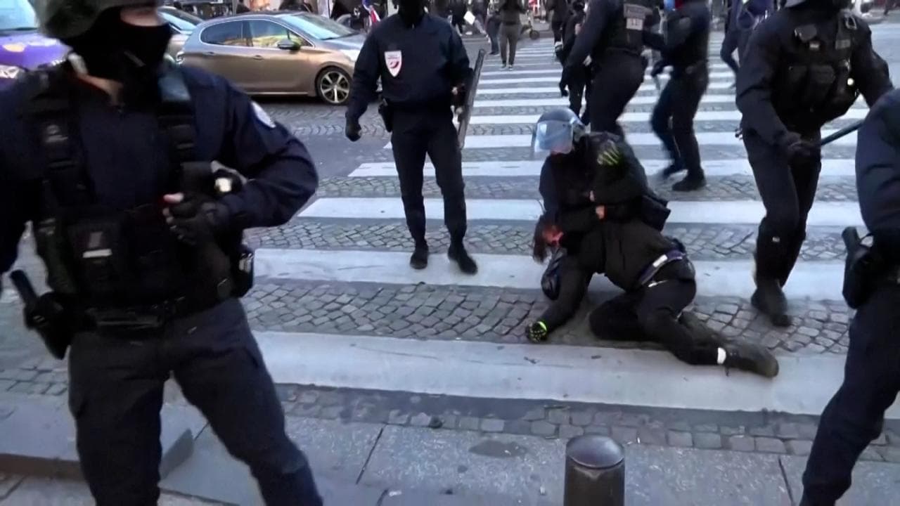 Proteste No Vax a Parigi, scontri durante la manifestazione dei 'Convogli delle libertà'