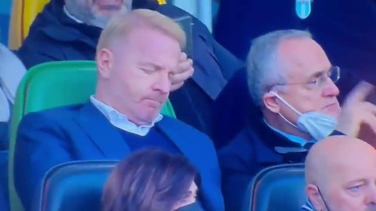 Calcio, la Curva Nord insulta Lotito: il presidente della Lazio "dirige" il coro dalla tribuna