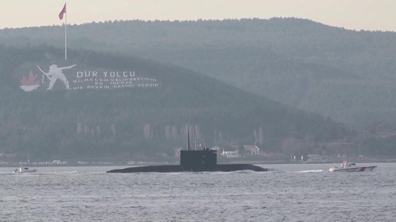 Crisi Ucraina, sommergibile russo attraversa lo stretto dei Dardanelli diretto nel Mar Nero