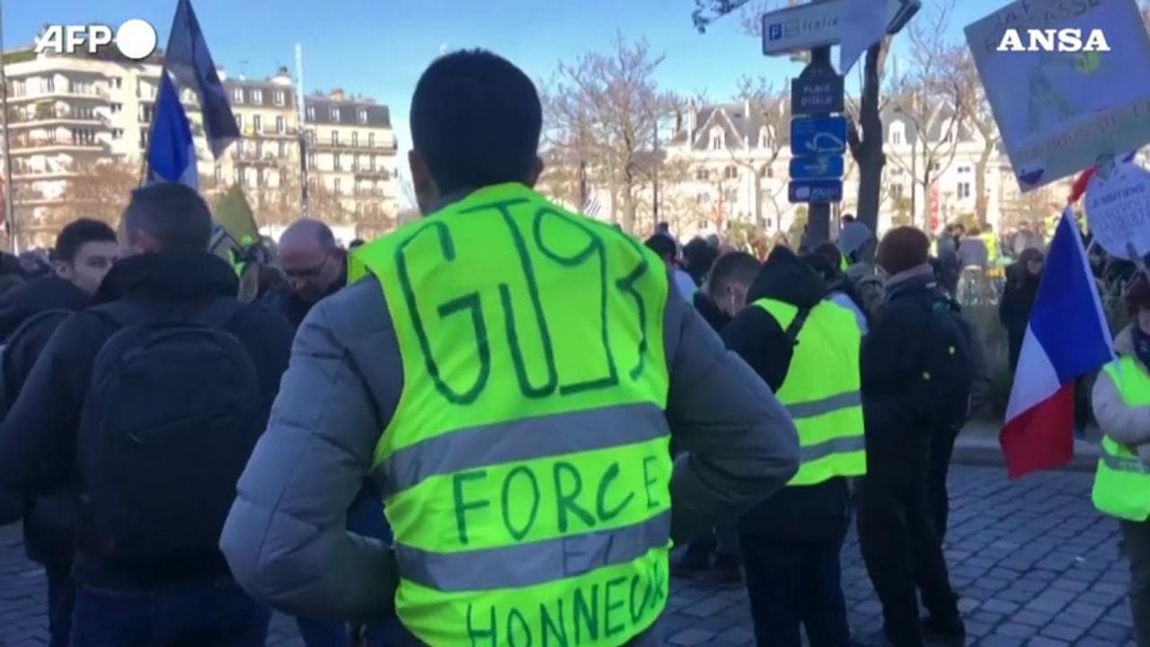 Parigi, anche i gilet gialli alla protesta contro le restrizioni anti-Covid