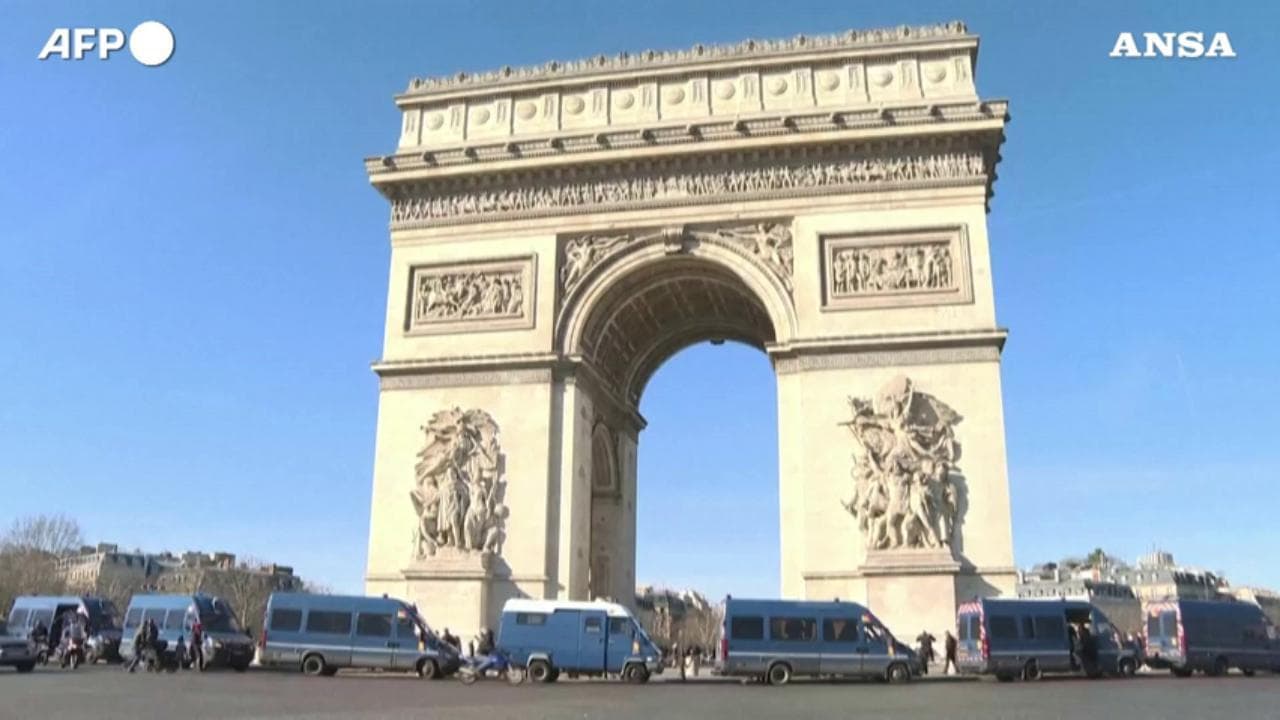 Parigi, "convogli della libertà": manifestanti all'Arco di Trionfo