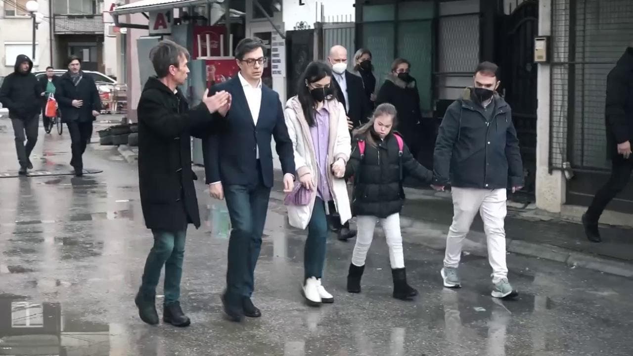 Macedonia, bimba con sindrome Down bullizzata: il presidente della Repubblica la accompagna a scuola