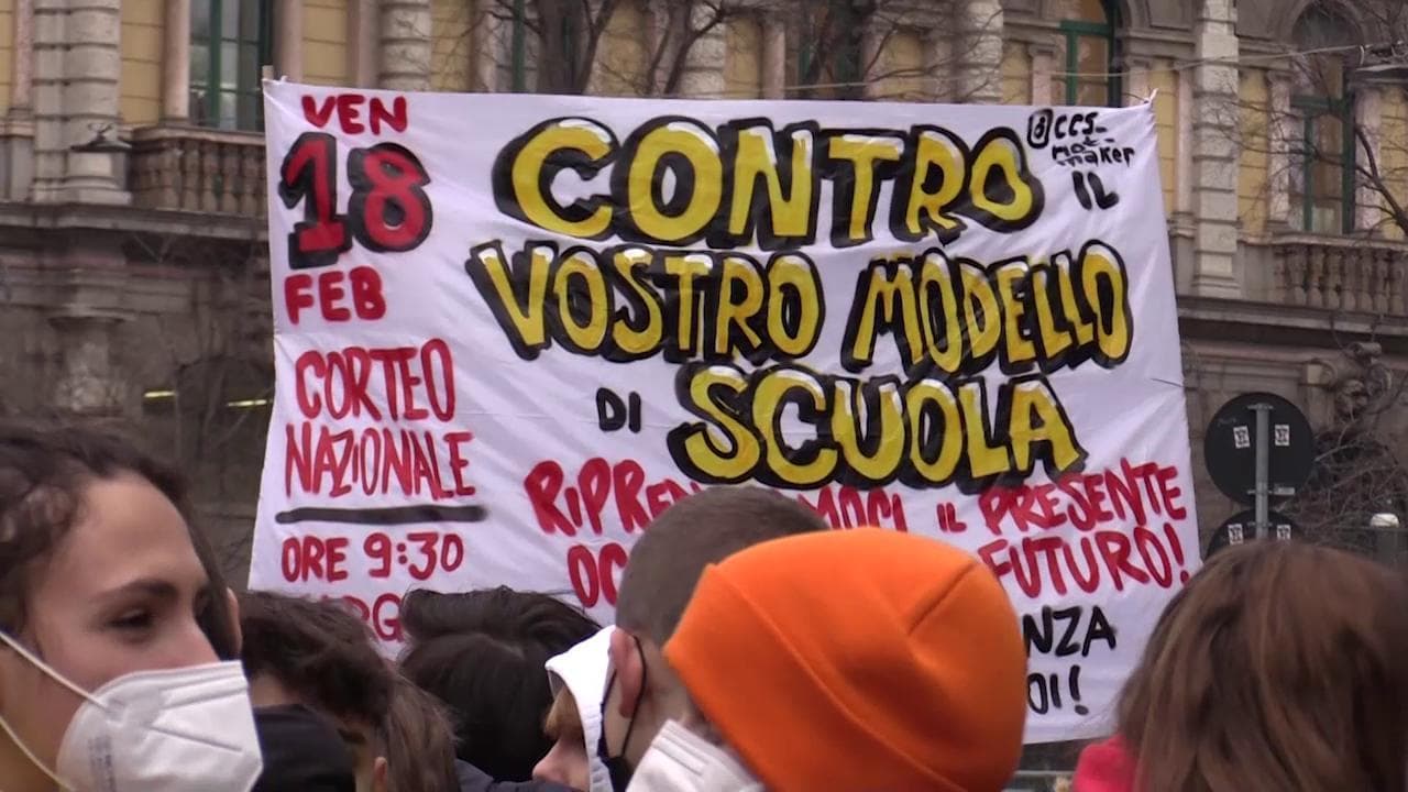 Milano, studenti in piazza come in una streetparade: "Gioiosi e arrabbiati vogliamo una scuola diversa"
