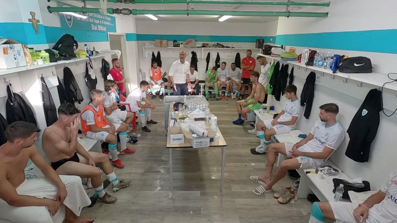 Calcio, la sfuriata del tecnico negli spogliatoi dopo la sconfitta. Così l'Olbia risponde a Mourinho
