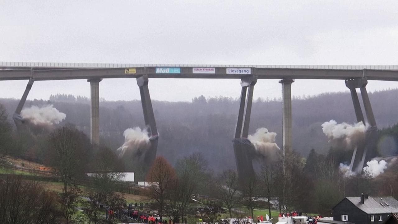Germania, ponte viene demolito con 120 kg di esplosivo: la struttura si sgretola in pochi istanti